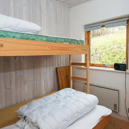 Two-bedroom Holiday In 1 *
